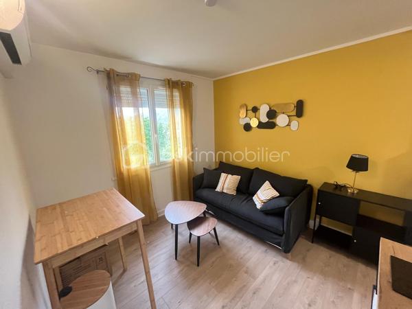 Au calme, dans une petite copropriété à faibles charges, retrouvez ce studio entièrement rénové, vendu meublé. Chauffage électrique. 
Idéal investisseur ou premier achat !
