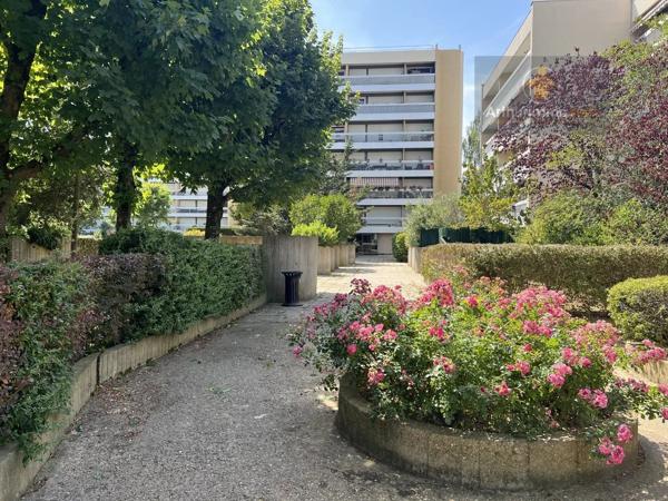 Vente                                                      Appartement
                        
                     5 pièces                      96 m2                     à Élancourt