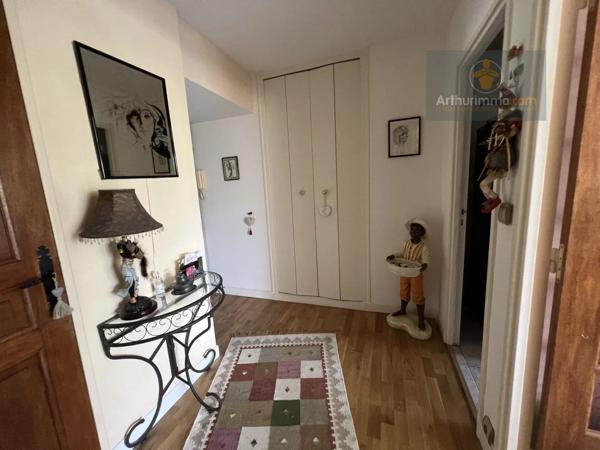 Vente                                                      Appartement
                        
                     5 pièces                      96 m2                     à Élancourt