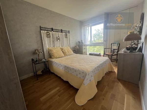 Vente                                                      Appartement
                        
                     5 pièces                      96 m2                     à Élancourt
