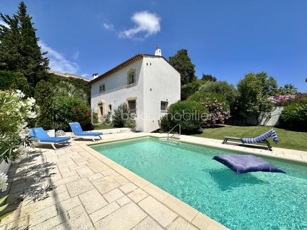 Située dans une rue calme et résidentielle du Petit Juas, cette belle villa de maçon de 177 m² séduit immédiatement par son authenticité, ses matériaux nobles et son atmosphère chaleureuse. 
Véritable cocon dans la verdure, elle bénéficie d’un emplacement idéal dans un quartier familial, paisible et pratique, offrant une excellente qualité de vie.

Dès l’entrée, vous découvrirez une belle pièce de vie baignée de lumière avec cheminée et plafond cathédrale, offrant des volumes élégants et une ambiance raffinée. 
La cuisine ouverte haut de gamme s’intègre harmonieusement à l’espace de réception, idéal pour partager des moments privilégiés en famille ou entre amis.
Le rez-de-chaussée accueille également une spacieuse suite parentale avec sa salle de bain et WC ainsi qu'un salon privatif, véritable espace de détente indépendant. 
L'ensemble ouvrant de plain-pied sur la terrasse.

À l'étage, deux belles chambres climatisées disposent chacune de leur salle d'eau et WC privatifs. L'une d'elles bénéficie d'un agréable solarium à l'abris des regards. 
Au même niveau, la mezzanine accueille un espace bureau ainsi qu’un dressing.

Le sous-sol propose une salle de télévision/jeux ou autre (à définir selon vos envies) avec un coin buanderie et de nombreux rangements ainsi qu'une grande cave/atelier.

L’extérieur offre plusieurs espaces de détente : une grande terrasse idéale pour recevoir, un jardin planté d'essences méditerranéennes (olivier, citronnier, lauriers roses, camphrier et palmiers) entourant la maison ainsi qu'une belle piscine chauffée. 
Un spacieux garage de 41 m² pouvant accueillir deux véhicules complète le bien.

Son emplacement constitue un atout majeur : à seulement 10 minutes en voiture de la Croisette, des plages, de la gare et de l'autoroute A8, tout en bénéficiant d'un environnement calme et résidentiel, à proximité immédiate des bus, commerces, établissements scolaires, crèches et de l'Hôpital Simone Veil.

Idéale en résidence principale pour une famille recherchant un cadre de vie privilégié, en résidence secondaire pour profiter pleinement de Cannes tout au long de l'année, ou encore en investissement locatif de qualité.

Pour toute information complémentaire ou organisation de visite, contactez moi sans tarder...COUP DE COEUR ASSURÉ!
Vidéos sur demande