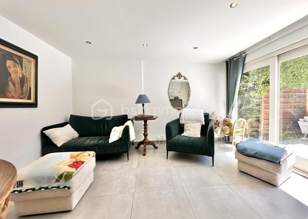 Située dans une rue calme et résidentielle du Petit Juas, cette belle villa de maçon de 177 m² séduit immédiatement par son authenticité, ses matériaux nobles et son atmosphère chaleureuse. 
Véritable cocon dans la verdure, elle bénéficie d’un emplacement idéal dans un quartier familial, paisible et pratique, offrant une excellente qualité de vie.

Dès l’entrée, vous découvrirez une belle pièce de vie baignée de lumière avec cheminée et plafond cathédrale, offrant des volumes élégants et une ambiance raffinée. 
La cuisine ouverte haut de gamme s’intègre harmonieusement à l’espace de réception, idéal pour partager des moments privilégiés en famille ou entre amis.
Le rez-de-chaussée accueille également une spacieuse suite parentale avec sa salle de bain et WC ainsi qu'un salon privatif, véritable espace de détente indépendant. 
L'ensemble ouvrant de plain-pied sur la terrasse.

À l'étage, deux belles chambres climatisées disposent chacune de leur salle d'eau et WC privatifs. L'une d'elles bénéficie d'un agréable solarium à l'abris des regards. 
Au même niveau, la mezzanine accueille un espace bureau ainsi qu’un dressing.

Le sous-sol propose une salle de télévision/jeux ou autre (à définir selon vos envies) avec un coin buanderie et de nombreux rangements ainsi qu'une grande cave/atelier.

L’extérieur offre plusieurs espaces de détente : une grande terrasse idéale pour recevoir, un jardin planté d'essences méditerranéennes (olivier, citronnier, lauriers roses, camphrier et palmiers) entourant la maison ainsi qu'une belle piscine chauffée. 
Un spacieux garage de 41 m² pouvant accueillir deux véhicules complète le bien.

Son emplacement constitue un atout majeur : à seulement 10 minutes en voiture de la Croisette, des plages, de la gare et de l'autoroute A8, tout en bénéficiant d'un environnement calme et résidentiel, à proximité immédiate des bus, commerces, établissements scolaires, crèches et de l'Hôpital Simone Veil.

Idéale en résidence principale pour une famille recherchant un cadre de vie privilégié, en résidence secondaire pour profiter pleinement de Cannes tout au long de l'année, ou encore en investissement locatif de qualité.

Pour toute information complémentaire ou organisation de visite, contactez moi sans tarder...COUP DE COEUR ASSURÉ!
Vidéos sur demande