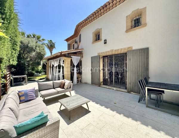 Située dans une rue calme et résidentielle du Petit Juas, cette belle villa de maçon de 177 m² séduit immédiatement par son authenticité, ses matériaux nobles et son atmosphère chaleureuse. 
Véritable cocon dans la verdure, elle bénéficie d’un emplacement idéal dans un quartier familial, paisible et pratique, offrant une excellente qualité de vie.

Dès l’entrée, vous découvrirez une belle pièce de vie baignée de lumière avec cheminée et plafond cathédrale, offrant des volumes élégants et une ambiance raffinée. 
La cuisine ouverte haut de gamme s’intègre harmonieusement à l’espace de réception, idéal pour partager des moments privilégiés en famille ou entre amis.
Le rez-de-chaussée accueille également une spacieuse suite parentale avec sa salle de bain et WC ainsi qu'un salon privatif, véritable espace de détente indépendant. 
L'ensemble ouvrant de plain-pied sur la terrasse.

À l'étage, deux belles chambres climatisées disposent chacune de leur salle d'eau et WC privatifs. L'une d'elles bénéficie d'un agréable solarium à l'abris des regards. 
Au même niveau, la mezzanine accueille un espace bureau ainsi qu’un dressing.

Le sous-sol propose une salle de télévision/jeux ou autre (à définir selon vos envies) avec un coin buanderie et de nombreux rangements ainsi qu'une grande cave/atelier.

L’extérieur offre plusieurs espaces de détente : une grande terrasse idéale pour recevoir, un jardin planté d'essences méditerranéennes (olivier, citronnier, lauriers roses, camphrier et palmiers) entourant la maison ainsi qu'une belle piscine chauffée. 
Un spacieux garage de 41 m² pouvant accueillir deux véhicules complète le bien.

Son emplacement constitue un atout majeur : à seulement 10 minutes en voiture de la Croisette, des plages, de la gare et de l'autoroute A8, tout en bénéficiant d'un environnement calme et résidentiel, à proximité immédiate des bus, commerces, établissements scolaires, crèches et de l'Hôpital Simone Veil.

Idéale en résidence principale pour une famille recherchant un cadre de vie privilégié, en résidence secondaire pour profiter pleinement de Cannes tout au long de l'année, ou encore en investissement locatif de qualité.

Pour toute information complémentaire ou organisation de visite, contactez moi sans tarder...COUP DE COEUR ASSURÉ!
Vidéos sur demande