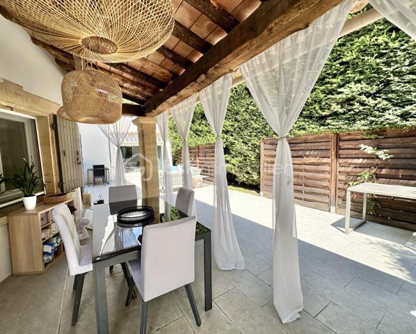 Située dans une rue calme et résidentielle du Petit Juas, cette belle villa de maçon de 177 m² séduit immédiatement par son authenticité, ses matériaux nobles et son atmosphère chaleureuse. 
Véritable cocon dans la verdure, elle bénéficie d’un emplacement idéal dans un quartier familial, paisible et pratique, offrant une excellente qualité de vie.

Dès l’entrée, vous découvrirez une belle pièce de vie baignée de lumière avec cheminée et plafond cathédrale, offrant des volumes élégants et une ambiance raffinée. 
La cuisine ouverte haut de gamme s’intègre harmonieusement à l’espace de réception, idéal pour partager des moments privilégiés en famille ou entre amis.
Le rez-de-chaussée accueille également une spacieuse suite parentale avec sa salle de bain et WC ainsi qu'un salon privatif, véritable espace de détente indépendant. 
L'ensemble ouvrant de plain-pied sur la terrasse.

À l'étage, deux belles chambres climatisées disposent chacune de leur salle d'eau et WC privatifs. L'une d'elles bénéficie d'un agréable solarium à l'abris des regards. 
Au même niveau, la mezzanine accueille un espace bureau ainsi qu’un dressing.

Le sous-sol propose une salle de télévision/jeux ou autre (à définir selon vos envies) avec un coin buanderie et de nombreux rangements ainsi qu'une grande cave/atelier.

L’extérieur offre plusieurs espaces de détente : une grande terrasse idéale pour recevoir, un jardin planté d'essences méditerranéennes (olivier, citronnier, lauriers roses, camphrier et palmiers) entourant la maison ainsi qu'une belle piscine chauffée. 
Un spacieux garage de 41 m² pouvant accueillir deux véhicules complète le bien.

Son emplacement constitue un atout majeur : à seulement 10 minutes en voiture de la Croisette, des plages, de la gare et de l'autoroute A8, tout en bénéficiant d'un environnement calme et résidentiel, à proximité immédiate des bus, commerces, établissements scolaires, crèches et de l'Hôpital Simone Veil.

Idéale en résidence principale pour une famille recherchant un cadre de vie privilégié, en résidence secondaire pour profiter pleinement de Cannes tout au long de l'année, ou encore en investissement locatif de qualité.

Pour toute information complémentaire ou organisation de visite, contactez moi sans tarder...COUP DE COEUR ASSURÉ!
Vidéos sur demande