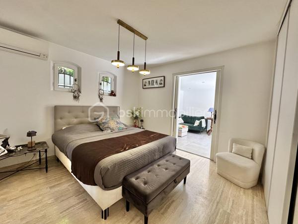 Située dans une rue calme et résidentielle du Petit Juas, cette belle villa de maçon de 177 m² séduit immédiatement par son authenticité, ses matériaux nobles et son atmosphère chaleureuse. 
Véritable cocon dans la verdure, elle bénéficie d’un emplacement idéal dans un quartier familial, paisible et pratique, offrant une excellente qualité de vie.

Dès l’entrée, vous découvrirez une belle pièce de vie baignée de lumière avec cheminée et plafond cathédrale, offrant des volumes élégants et une ambiance raffinée. 
La cuisine ouverte haut de gamme s’intègre harmonieusement à l’espace de réception, idéal pour partager des moments privilégiés en famille ou entre amis.
Le rez-de-chaussée accueille également une spacieuse suite parentale avec sa salle de bain et WC ainsi qu'un salon privatif, véritable espace de détente indépendant. 
L'ensemble ouvrant de plain-pied sur la terrasse.

À l'étage, deux belles chambres climatisées disposent chacune de leur salle d'eau et WC privatifs. L'une d'elles bénéficie d'un agréable solarium à l'abris des regards. 
Au même niveau, la mezzanine accueille un espace bureau ainsi qu’un dressing.

Le sous-sol propose une salle de télévision/jeux ou autre (à définir selon vos envies) avec un coin buanderie et de nombreux rangements ainsi qu'une grande cave/atelier.

L’extérieur offre plusieurs espaces de détente : une grande terrasse idéale pour recevoir, un jardin planté d'essences méditerranéennes (olivier, citronnier, lauriers roses, camphrier et palmiers) entourant la maison ainsi qu'une belle piscine chauffée. 
Un spacieux garage de 41 m² pouvant accueillir deux véhicules complète le bien.

Son emplacement constitue un atout majeur : à seulement 10 minutes en voiture de la Croisette, des plages, de la gare et de l'autoroute A8, tout en bénéficiant d'un environnement calme et résidentiel, à proximité immédiate des bus, commerces, établissements scolaires, crèches et de l'Hôpital Simone Veil.

Idéale en résidence principale pour une famille recherchant un cadre de vie privilégié, en résidence secondaire pour profiter pleinement de Cannes tout au long de l'année, ou encore en investissement locatif de qualité.

Pour toute information complémentaire ou organisation de visite, contactez moi sans tarder...COUP DE COEUR ASSURÉ!
Vidéos sur demande