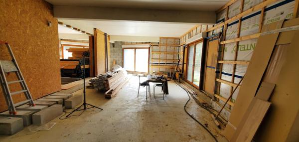 Maison à ossature bois en cours d'achèvement