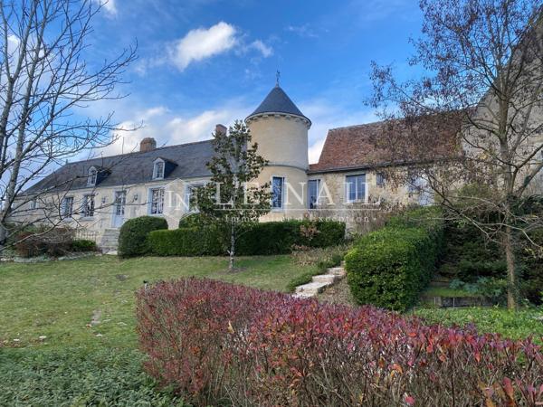 Dans la vallée de l'Indre, manoir des XVe et XVIIe siècles avec piscine sur 3.86 hectares