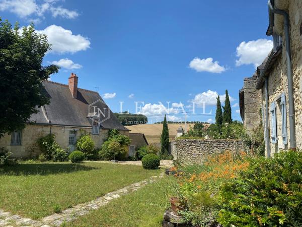 Dans la vallée de l'Indre, manoir des XVe et XVIIe siècles avec piscine sur 3.86 hectares