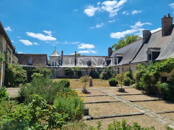 Dans la vallée de l'Indre, manoir des XVe et XVIIe siècles avec piscine sur 3.86 hectares