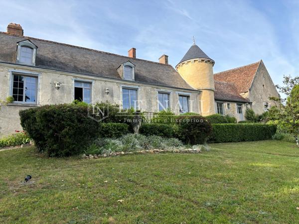 Dans la vallée de l'Indre, manoir des XVe et XVIIe siècles avec piscine sur 3.86 hectares