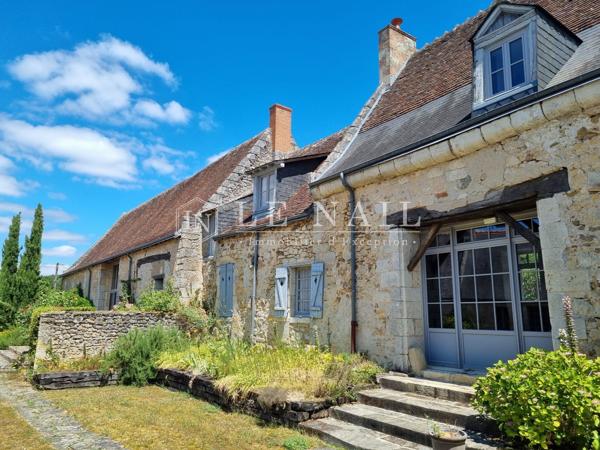 Dans la vallée de l'Indre, manoir des XVe et XVIIe siècles avec piscine sur 3.86 hectares
