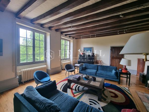 Dans la vallée de l'Indre, manoir des XVe et XVIIe siècles avec piscine sur 3.86 hectares