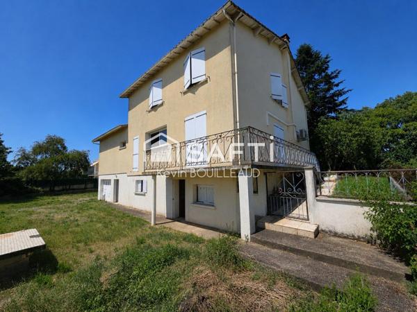 Calme, proche des commodités, 334m² à rénover avec garage.