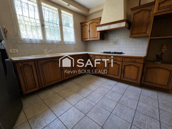 Calme, proche des commodités, 334m² à rénover avec garage.