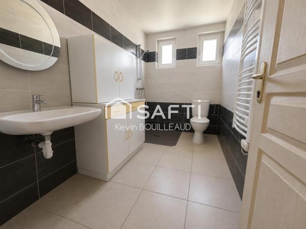 Calme, proche des commodités, 334m² à rénover avec garage.