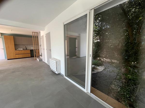 HYERES Secteur Ouest , A Vendre Villa Neuve T7,  Jardin, Piscine, Garage.