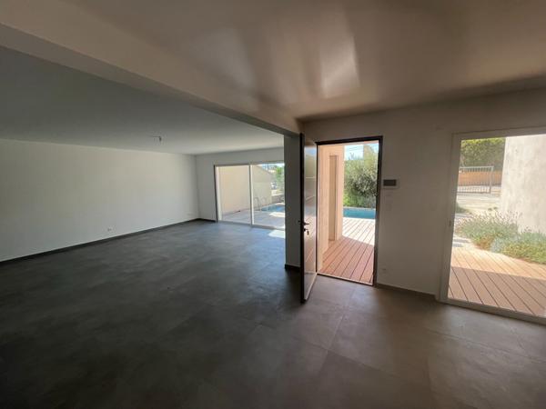 HYERES Secteur Ouest , A Vendre Villa Neuve T7,  Jardin, Piscine, Garage.