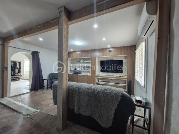 SAINT-ANTOINE  Authentique maison en pierre, jardin et dépendance  Un lieu de vie, un projet, une histoire…

Il est des maisons qui ne ressemblent à aucune autre.

Au cœur du village médiéval de Saint-Antoine, étape incontournable du chemin de Saint-Jacques-de-Compostelle, cette ancienne demeure en pierre dévoile près de 201 m² habitables dans une atmosphère où authenticité et volumes se rencontrent.

Dès l'entrée, le charme est omniprésent : murs en pierre, cheminée d'époque, poutres apparentes, niches anciennes, planchers bois… Chaque détail rappelle l'histoire de cette maison de famille.

Le rez-de-chaussée accueille plusieurs espaces de vie chaleureux, une cuisine équipée, un salon, un séjour, un cellier et des pièces offrant de nombreuses possibilités d'aménagement selon vos envies.

À l'étage, quatre grandes chambres, une salle de bains, une salle d'eau et des espaces annexes permettent d'accueillir une grande famille ou d'imaginer un projet d'hébergement.

À l'extérieur, le jardin invite à la détente. Une dépendance en pierre complète l'ensemble et offre un potentiel rare : création d'un gîte, d'un logement indépendant, d'un atelier ou d'un espace professionnel.

Son emplacement privilégié sur le passage des pèlerins de Saint-Jacques-de-Compostelle en fait également une opportunité idéale pour développer une activité de chambres d'hôtes ou de gîte.

Les atouts qui feront la différence

✨ Plus de 200 m² habitables
✨ Maison en pierre pleine de caractère
✨ 4 grandes chambres
✨ Jardin intimiste
✨ Dépendance aménageable
✨ Village touristique recherché
✨ DPE C : un excellent classement pour une bâtisse de cette époque.

Que vous recherchiez une demeure familiale, une résidence secondaire de charme ou un projet touristique, cette propriété offre un potentiel rare dans un environnement chargé d'histoire.

Une visite et vous comprendrez pourquoi cette maison ne laisse personne indifférent.