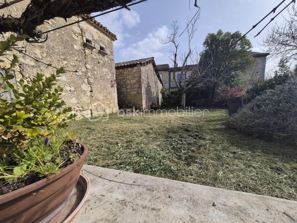 SAINT-ANTOINE  Authentique maison en pierre, jardin et dépendance  Un lieu de vie, un projet, une histoire…

Il est des maisons qui ne ressemblent à aucune autre.

Au cœur du village médiéval de Saint-Antoine, étape incontournable du chemin de Saint-Jacques-de-Compostelle, cette ancienne demeure en pierre dévoile près de 201 m² habitables dans une atmosphère où authenticité et volumes se rencontrent.

Dès l'entrée, le charme est omniprésent : murs en pierre, cheminée d'époque, poutres apparentes, niches anciennes, planchers bois… Chaque détail rappelle l'histoire de cette maison de famille.

Le rez-de-chaussée accueille plusieurs espaces de vie chaleureux, une cuisine équipée, un salon, un séjour, un cellier et des pièces offrant de nombreuses possibilités d'aménagement selon vos envies.

À l'étage, quatre grandes chambres, une salle de bains, une salle d'eau et des espaces annexes permettent d'accueillir une grande famille ou d'imaginer un projet d'hébergement.

À l'extérieur, le jardin invite à la détente. Une dépendance en pierre complète l'ensemble et offre un potentiel rare : création d'un gîte, d'un logement indépendant, d'un atelier ou d'un espace professionnel.

Son emplacement privilégié sur le passage des pèlerins de Saint-Jacques-de-Compostelle en fait également une opportunité idéale pour développer une activité de chambres d'hôtes ou de gîte.

Les atouts qui feront la différence

✨ Plus de 200 m² habitables
✨ Maison en pierre pleine de caractère
✨ 4 grandes chambres
✨ Jardin intimiste
✨ Dépendance aménageable
✨ Village touristique recherché
✨ DPE C : un excellent classement pour une bâtisse de cette époque.

Que vous recherchiez une demeure familiale, une résidence secondaire de charme ou un projet touristique, cette propriété offre un potentiel rare dans un environnement chargé d'histoire.

Une visite et vous comprendrez pourquoi cette maison ne laisse personne indifférent.