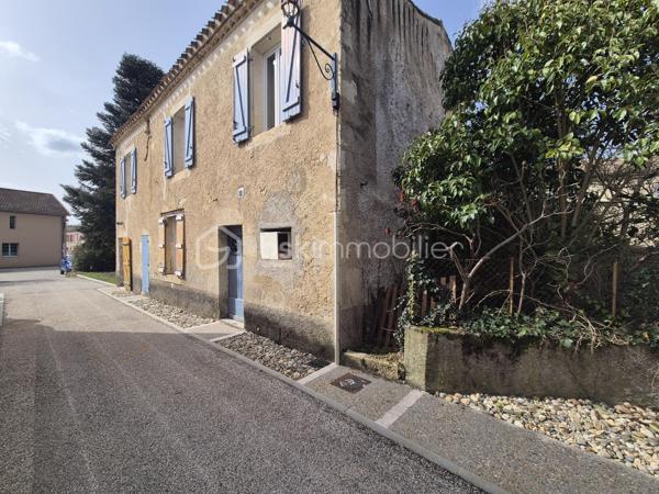 SAINT-ANTOINE  Authentique maison en pierre, jardin et dépendance  Un lieu de vie, un projet, une histoire…

Il est des maisons qui ne ressemblent à aucune autre.

Au cœur du village médiéval de Saint-Antoine, étape incontournable du chemin de Saint-Jacques-de-Compostelle, cette ancienne demeure en pierre dévoile près de 201 m² habitables dans une atmosphère où authenticité et volumes se rencontrent.

Dès l'entrée, le charme est omniprésent : murs en pierre, cheminée d'époque, poutres apparentes, niches anciennes, planchers bois… Chaque détail rappelle l'histoire de cette maison de famille.

Le rez-de-chaussée accueille plusieurs espaces de vie chaleureux, une cuisine équipée, un salon, un séjour, un cellier et des pièces offrant de nombreuses possibilités d'aménagement selon vos envies.

À l'étage, quatre grandes chambres, une salle de bains, une salle d'eau et des espaces annexes permettent d'accueillir une grande famille ou d'imaginer un projet d'hébergement.

À l'extérieur, le jardin invite à la détente. Une dépendance en pierre complète l'ensemble et offre un potentiel rare : création d'un gîte, d'un logement indépendant, d'un atelier ou d'un espace professionnel.

Son emplacement privilégié sur le passage des pèlerins de Saint-Jacques-de-Compostelle en fait également une opportunité idéale pour développer une activité de chambres d'hôtes ou de gîte.

Les atouts qui feront la différence

✨ Plus de 200 m² habitables
✨ Maison en pierre pleine de caractère
✨ 4 grandes chambres
✨ Jardin intimiste
✨ Dépendance aménageable
✨ Village touristique recherché
✨ DPE C : un excellent classement pour une bâtisse de cette époque.

Que vous recherchiez une demeure familiale, une résidence secondaire de charme ou un projet touristique, cette propriété offre un potentiel rare dans un environnement chargé d'histoire.

Une visite et vous comprendrez pourquoi cette maison ne laisse personne indifférent.