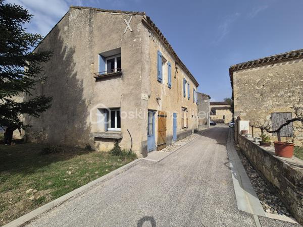 SAINT-ANTOINE  Authentique maison en pierre, jardin et dépendance  Un lieu de vie, un projet, une histoire…

Il est des maisons qui ne ressemblent à aucune autre.

Au cœur du village médiéval de Saint-Antoine, étape incontournable du chemin de Saint-Jacques-de-Compostelle, cette ancienne demeure en pierre dévoile près de 201 m² habitables dans une atmosphère où authenticité et volumes se rencontrent.

Dès l'entrée, le charme est omniprésent : murs en pierre, cheminée d'époque, poutres apparentes, niches anciennes, planchers bois… Chaque détail rappelle l'histoire de cette maison de famille.

Le rez-de-chaussée accueille plusieurs espaces de vie chaleureux, une cuisine équipée, un salon, un séjour, un cellier et des pièces offrant de nombreuses possibilités d'aménagement selon vos envies.

À l'étage, quatre grandes chambres, une salle de bains, une salle d'eau et des espaces annexes permettent d'accueillir une grande famille ou d'imaginer un projet d'hébergement.

À l'extérieur, le jardin invite à la détente. Une dépendance en pierre complète l'ensemble et offre un potentiel rare : création d'un gîte, d'un logement indépendant, d'un atelier ou d'un espace professionnel.

Son emplacement privilégié sur le passage des pèlerins de Saint-Jacques-de-Compostelle en fait également une opportunité idéale pour développer une activité de chambres d'hôtes ou de gîte.

Les atouts qui feront la différence

✨ Plus de 200 m² habitables
✨ Maison en pierre pleine de caractère
✨ 4 grandes chambres
✨ Jardin intimiste
✨ Dépendance aménageable
✨ Village touristique recherché
✨ DPE C : un excellent classement pour une bâtisse de cette époque.

Que vous recherchiez une demeure familiale, une résidence secondaire de charme ou un projet touristique, cette propriété offre un potentiel rare dans un environnement chargé d'histoire.

Une visite et vous comprendrez pourquoi cette maison ne laisse personne indifférent.