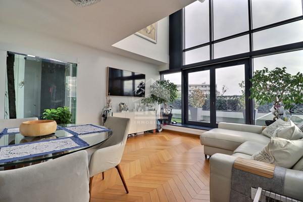 Rare sur le marché : duplex récent avec 70 m² d'extérieurs et vue La Défense / Tour Eiffel