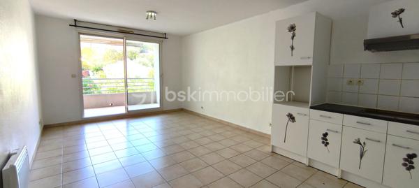 Dans le quartier recherché de Châteaubanne, à La Seyne-sur-Mer, découvrez ce bel appartement T3 de 64 m², situé au sein d'une résidence de 2010, construite par Bouygues, réputée pour la qualité de ses réalisations.
Niché dans une copropriété parfaitement entretenue et équipée d'un ascenseur, cet appartement offre un cadre de vie agréable, alliant confort, fonctionnalité et tranquillité.
Vous profiterez d'une terrasse de 8 m², idéale pour vos repas en extérieur ou vos moments de détente.
Le bien est vendu avec un garage privatif, un véritable atout pour votre confort quotidien.
Quartier apprécié, à proximité des commerces, services médicaux, écoles, transports, et des principaux axes routiers.
Que vous recherchiez votre résidence principale ou un investissement patrimonial de qualité, cet appartement constitue une excellente opportunité.