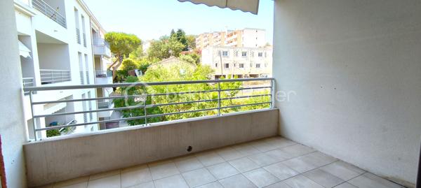 Dans le quartier recherché de Châteaubanne, à La Seyne-sur-Mer, découvrez ce bel appartement T3 de 64 m², situé au sein d'une résidence de 2010, construite par Bouygues, réputée pour la qualité de ses réalisations.
Niché dans une copropriété parfaitement entretenue et équipée d'un ascenseur, cet appartement offre un cadre de vie agréable, alliant confort, fonctionnalité et tranquillité.
Vous profiterez d'une terrasse de 8 m², idéale pour vos repas en extérieur ou vos moments de détente.
Le bien est vendu avec un garage privatif, un véritable atout pour votre confort quotidien.
Quartier apprécié, à proximité des commerces, services médicaux, écoles, transports, et des principaux axes routiers.
Que vous recherchiez votre résidence principale ou un investissement patrimonial de qualité, cet appartement constitue une excellente opportunité.