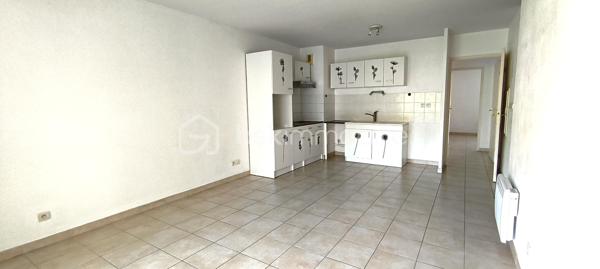 Dans le quartier recherché de Châteaubanne, à La Seyne-sur-Mer, découvrez ce bel appartement T3 de 64 m², situé au sein d'une résidence de 2010, construite par Bouygues, réputée pour la qualité de ses réalisations.
Niché dans une copropriété parfaitement entretenue et équipée d'un ascenseur, cet appartement offre un cadre de vie agréable, alliant confort, fonctionnalité et tranquillité.
Vous profiterez d'une terrasse de 8 m², idéale pour vos repas en extérieur ou vos moments de détente.
Le bien est vendu avec un garage privatif, un véritable atout pour votre confort quotidien.
Quartier apprécié, à proximité des commerces, services médicaux, écoles, transports, et des principaux axes routiers.
Que vous recherchiez votre résidence principale ou un investissement patrimonial de qualité, cet appartement constitue une excellente opportunité.