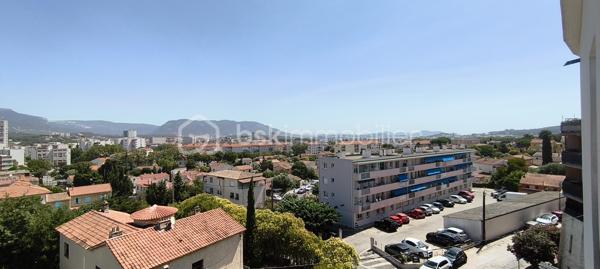 Dans le quartier recherché de Châteaubanne, à La Seyne-sur-Mer, découvrez ce bel appartement T3 de 64 m², situé au sein d'une résidence de 2010, construite par Bouygues, réputée pour la qualité de ses réalisations.
Niché dans une copropriété parfaitement entretenue et équipée d'un ascenseur, cet appartement offre un cadre de vie agréable, alliant confort, fonctionnalité et tranquillité.
Vous profiterez d'une terrasse de 8 m², idéale pour vos repas en extérieur ou vos moments de détente.
Le bien est vendu avec un garage privatif, un véritable atout pour votre confort quotidien.
Quartier apprécié, à proximité des commerces, services médicaux, écoles, transports, et des principaux axes routiers.
Que vous recherchiez votre résidence principale ou un investissement patrimonial de qualité, cet appartement constitue une excellente opportunité.