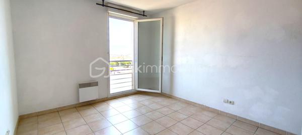 Dans le quartier recherché de Châteaubanne, à La Seyne-sur-Mer, découvrez ce bel appartement T3 de 64 m², situé au sein d'une résidence de 2010, construite par Bouygues, réputée pour la qualité de ses réalisations.
Niché dans une copropriété parfaitement entretenue et équipée d'un ascenseur, cet appartement offre un cadre de vie agréable, alliant confort, fonctionnalité et tranquillité.
Vous profiterez d'une terrasse de 8 m², idéale pour vos repas en extérieur ou vos moments de détente.
Le bien est vendu avec un garage privatif, un véritable atout pour votre confort quotidien.
Quartier apprécié, à proximité des commerces, services médicaux, écoles, transports, et des principaux axes routiers.
Que vous recherchiez votre résidence principale ou un investissement patrimonial de qualité, cet appartement constitue une excellente opportunité.