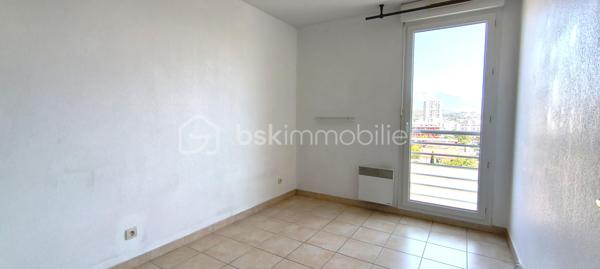 Dans le quartier recherché de Châteaubanne, à La Seyne-sur-Mer, découvrez ce bel appartement T3 de 64 m², situé au sein d'une résidence de 2010, construite par Bouygues, réputée pour la qualité de ses réalisations.
Niché dans une copropriété parfaitement entretenue et équipée d'un ascenseur, cet appartement offre un cadre de vie agréable, alliant confort, fonctionnalité et tranquillité.
Vous profiterez d'une terrasse de 8 m², idéale pour vos repas en extérieur ou vos moments de détente.
Le bien est vendu avec un garage privatif, un véritable atout pour votre confort quotidien.
Quartier apprécié, à proximité des commerces, services médicaux, écoles, transports, et des principaux axes routiers.
Que vous recherchiez votre résidence principale ou un investissement patrimonial de qualité, cet appartement constitue une excellente opportunité.