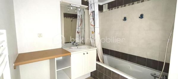 Dans le quartier recherché de Châteaubanne, à La Seyne-sur-Mer, découvrez ce bel appartement T3 de 64 m², situé au sein d'une résidence de 2010, construite par Bouygues, réputée pour la qualité de ses réalisations.
Niché dans une copropriété parfaitement entretenue et équipée d'un ascenseur, cet appartement offre un cadre de vie agréable, alliant confort, fonctionnalité et tranquillité.
Vous profiterez d'une terrasse de 8 m², idéale pour vos repas en extérieur ou vos moments de détente.
Le bien est vendu avec un garage privatif, un véritable atout pour votre confort quotidien.
Quartier apprécié, à proximité des commerces, services médicaux, écoles, transports, et des principaux axes routiers.
Que vous recherchiez votre résidence principale ou un investissement patrimonial de qualité, cet appartement constitue une excellente opportunité.
