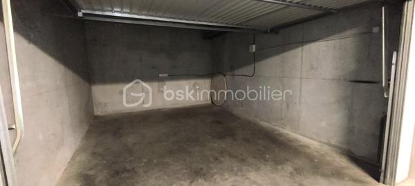 Dans le quartier recherché de Châteaubanne, à La Seyne-sur-Mer, découvrez ce bel appartement T3 de 64 m², situé au sein d'une résidence de 2010, construite par Bouygues, réputée pour la qualité de ses réalisations.
Niché dans une copropriété parfaitement entretenue et équipée d'un ascenseur, cet appartement offre un cadre de vie agréable, alliant confort, fonctionnalité et tranquillité.
Vous profiterez d'une terrasse de 8 m², idéale pour vos repas en extérieur ou vos moments de détente.
Le bien est vendu avec un garage privatif, un véritable atout pour votre confort quotidien.
Quartier apprécié, à proximité des commerces, services médicaux, écoles, transports, et des principaux axes routiers.
Que vous recherchiez votre résidence principale ou un investissement patrimonial de qualité, cet appartement constitue une excellente opportunité.