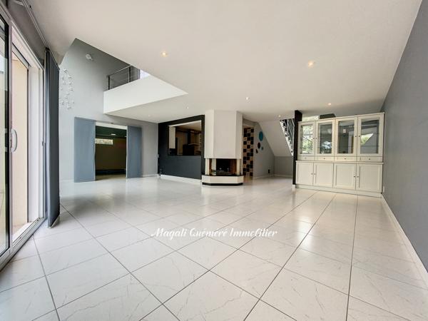 Montfort-sur-Meu (35160) Magnifique maison d'architecte de 255 m² avec piscine intérieure. Accès en moins de 30 min à la gare de Renne