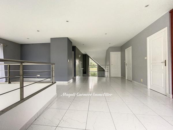 Montfort-sur-Meu (35160) Magnifique maison d'architecte de 255 m² avec piscine intérieure. Accès en moins de 30 min à la gare de Renne