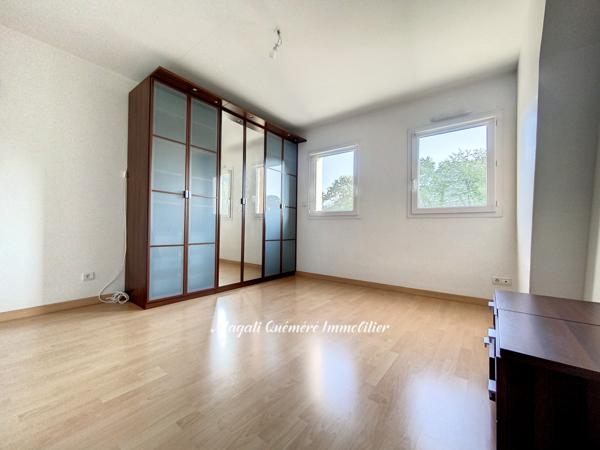 Montfort-sur-Meu (35160) Magnifique maison d'architecte de 255 m² avec piscine intérieure. Accès en moins de 30 min à la gare de Renne