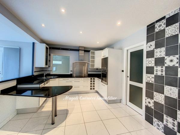 Montfort-sur-Meu (35160) Magnifique maison d'architecte de 255 m² avec piscine intérieure. Accès en moins de 30 min à la gare de Renne