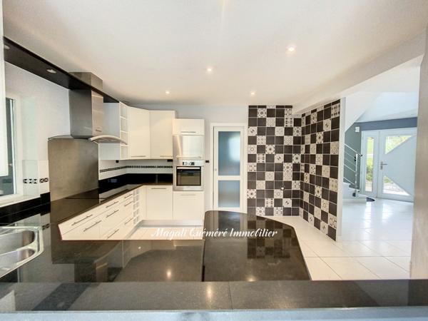 Montfort-sur-Meu (35160) Magnifique maison d'architecte de 255 m² avec piscine intérieure. Accès en moins de 30 min à la gare de Renne