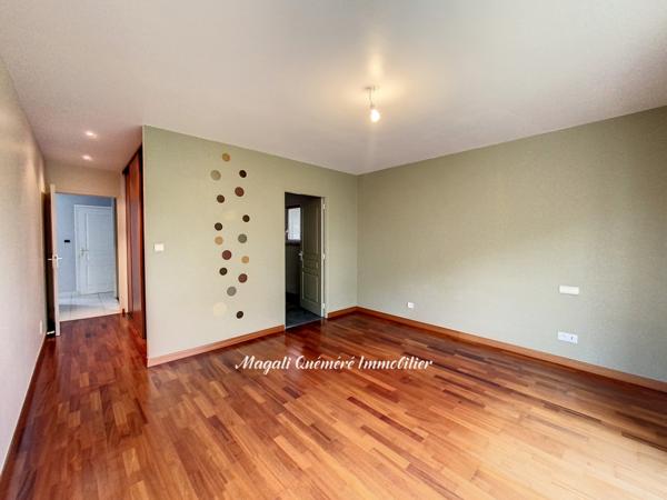 Montfort-sur-Meu (35160) Magnifique maison d'architecte de 255 m² avec piscine intérieure. Accès en moins de 30 min à la gare de Renne