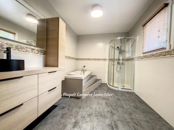 Montfort-sur-Meu (35160) Magnifique maison d'architecte de 255 m² avec piscine intérieure. Accès en moins de 30 min à la gare de Renne