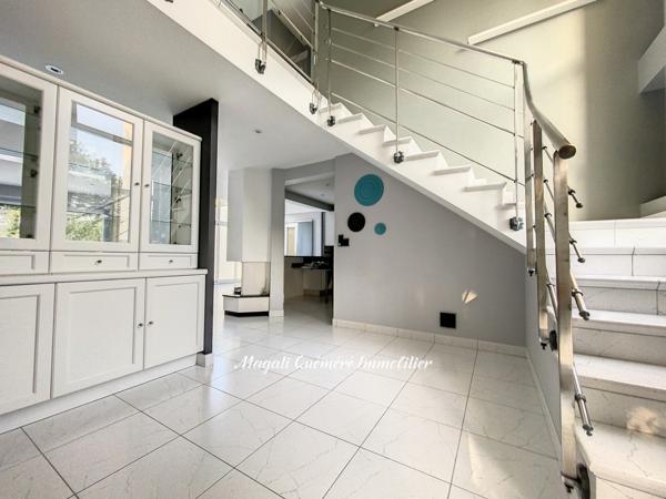 Montfort-sur-Meu (35160) Magnifique maison d'architecte de 255 m² avec piscine intérieure. Accès en moins de 30 min à la gare de Renne