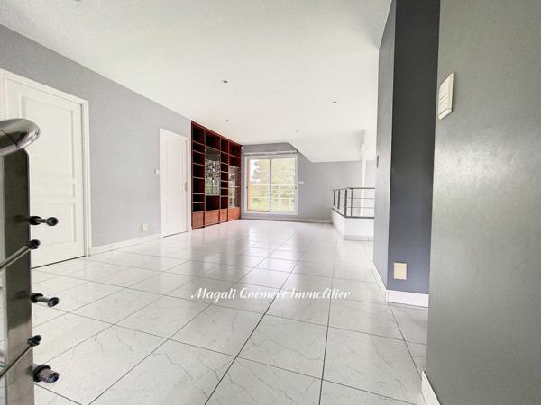 Montfort-sur-Meu (35160) Magnifique maison d'architecte de 255 m² avec piscine intérieure. Accès en moins de 30 min à la gare de Renne