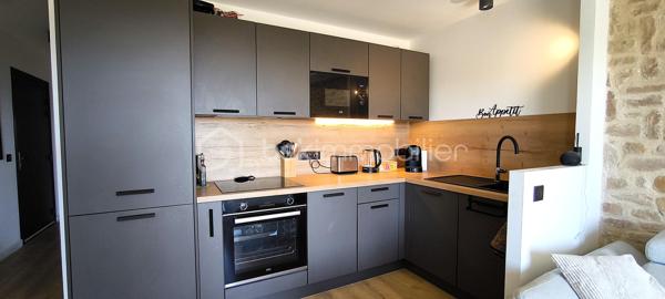 À vendre – Appartement 3 pièces d’exception avec vue panoramique sur le Luberon

Idéalement situé au sein du prestigieux domaine sécurisé du Golf de Pont-Royal, cet élégant appartement 3 pièces, niché au dernier étage d’une copropriété de charme, bénéficie d’un environnement privilégié et d’une vue imprenable sur le Luberon.

Exposé plein Est, ce bien lumineux offre de beaux volumes et une distribution harmonieuse. Il se compose d’un spacieux séjour baigné de lumière, prolongé par une cuisine ouverte entièrement équipée. Récemment rénovée, cette dernière, d’une valeur d’environ 10 000 € et encore sous garantie, dispose d’équipements de qualité : four encastré, micro-ondes intégré et plaque de cuisson à induction.

L’espace de vie s’ouvre sur une agréable loggia, véritable atout, permettant de profiter pleinement de la vue dégagée et du cadre environnementale.
L’appartement comprend également deux grandes chambres avec lits doubles et nombreux rangements, ainsi qu’une salle d’eau moderne équipée d’une douche à l’italienne, d’une double vasque et de WC suspendus.

Entièrement rénové et parfaitement entretenu, ce bien ne nécessite aucun travaux. Il est vendu entièrement équipé, prêt à vivre ou à louer.

L'appartement est accessible avec un ascenseur .

Le bien est équipé d’un compteur électrique Linky.
Le domaine, entièrement sécurisé, dispose d’un poste de garde et assure une surveillance 24h/24 et 7j/7.
Le diagnostic de performance énergétique (DPE) à jour.


La copropriété, bien entretenue, propose à ses résidents une piscine. Les charges comprennent notamment l’eau ainsi que l’entretien des parties communes. 



Un bien rare, idéal pour une résidence principale, secondaire ou un investissement locatif de qualité.
Une visite virtuelle est disponible sur demande .