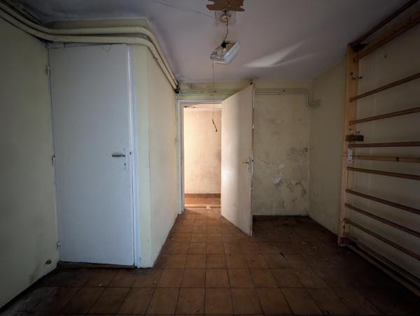 Garage 80 m² avec jardin