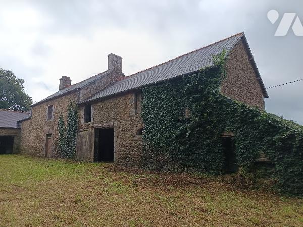 Exposé plein sud, belle longère en pierres à rénover.