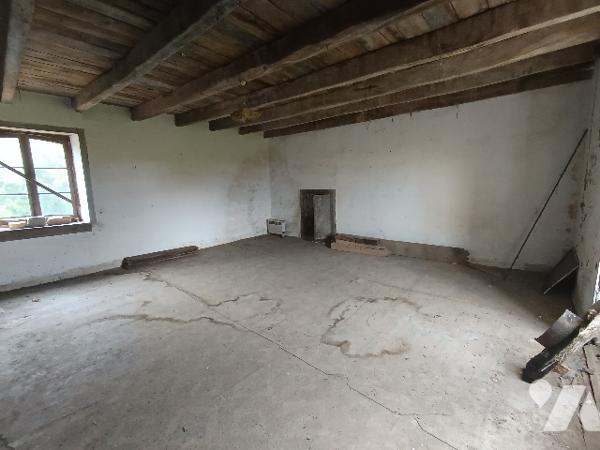 Exposé plein sud, belle longère en pierres à rénover.