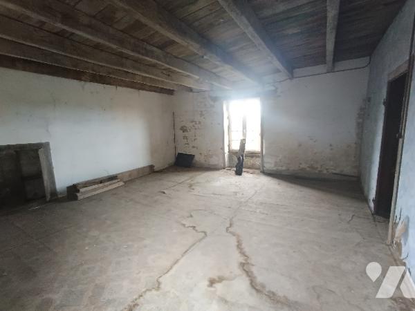 Exposé plein sud, belle longère en pierres à rénover.