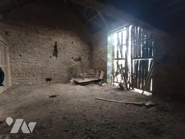 Exposé plein sud, belle longère en pierres à rénover.