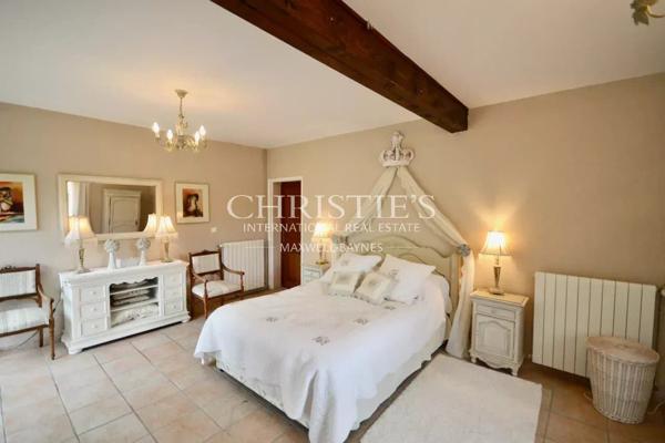 Magnifique ferme restaurée avec lac et piscine près de Bergerac, en Dordogne.